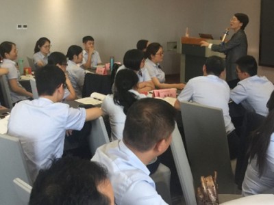 情緒壓力管理  課程背景： 身處現(xiàn)代社會中，似乎每一個人都背負著說不完的壓力，在王曦英老師過往超過900多場培訓中現(xiàn)場調(diào)研發(fā)現(xiàn)：大概9成以上的學員表示有壓力，其中3成學員覺得壓力大到無法承受，4成學員