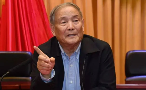 雎國余 北京大學(xué)經(jīng)濟研究所所長